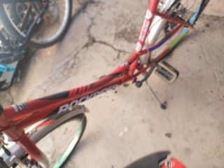 Bici Urbana Rockrider Roja lleva cesta 