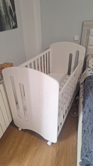 Cuna blanca con ositos