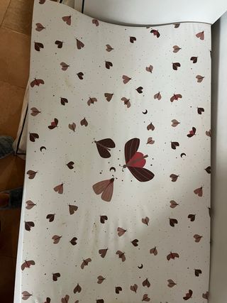 Colchoneta cambiador bebé con estampado de maripos