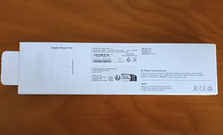 Apple Pencil Pro grabado BORN ARTIST