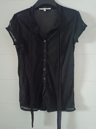 Blusa negra con lazada