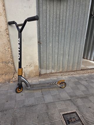 Patinete freestyle negro y dorado