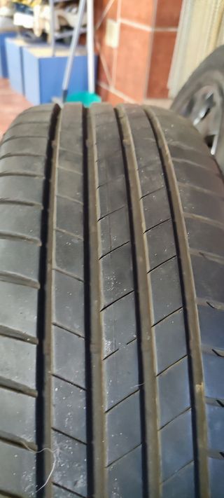 4 Neumáticos 90% Uso: 2 Michelin, 2 Bridgestone.