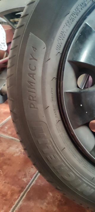 4 Neumáticos 90% Uso: 2 Michelin, 2 Bridgestone.