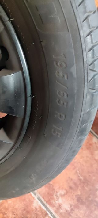 4 Neumáticos 90% Uso: 2 Michelin, 2 Bridgestone.