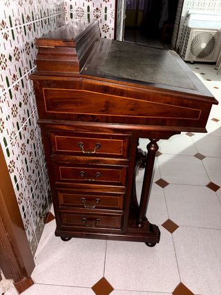 Escritorio pequeño de caoba