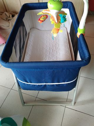 Minicuna azul con móvil