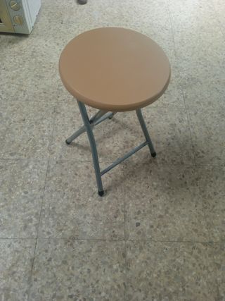 Taburete plegable color beige