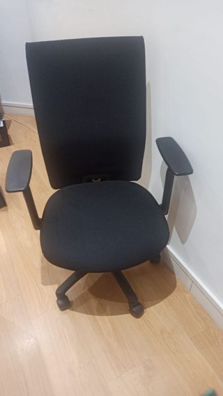 Silla de oficina negra de tela