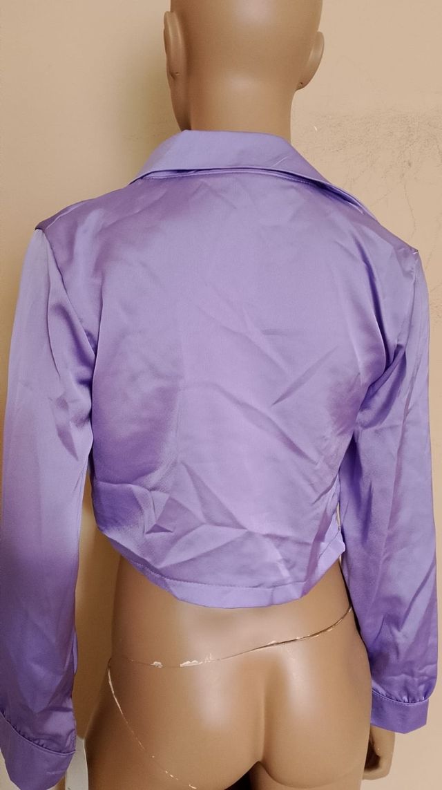 Camicia viola annodata