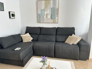 Sofá chaise longue gris con baúl y reclinable