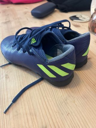 Botas de fútbol Messi multitaco. N 32. 19,5 cm