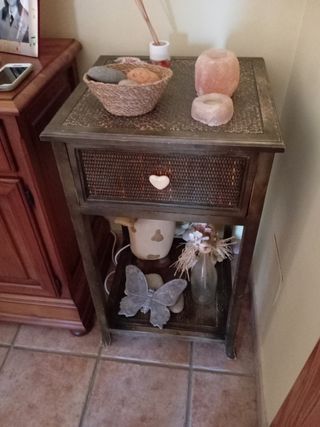 Mueble auxiliar de madera y mimbre