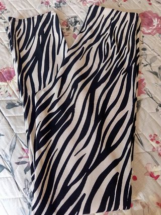 Pantalones flare animal print con abertura