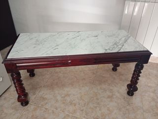 Mesa de madera con tapa de mármol