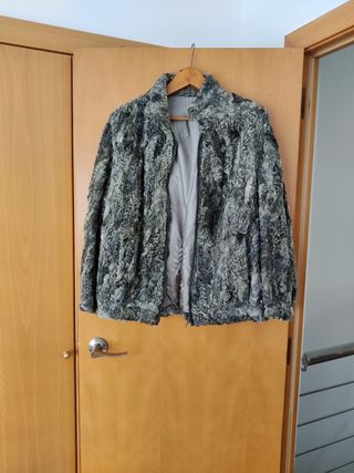 Cazadora de piel de astracán gris