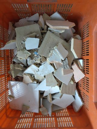 Gratis Escombros de azulejos blancos para mosaico