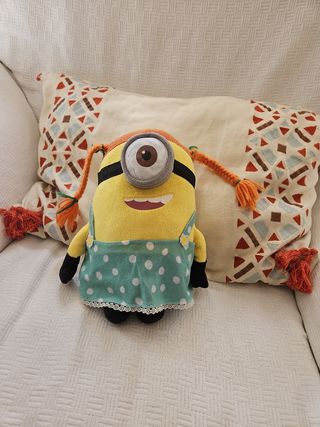 Muñeco Minion con vestido de lunares