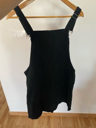 Peto negro con tirantes