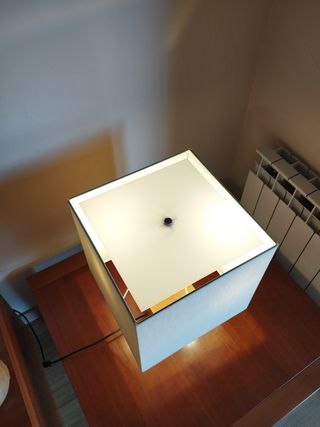Lámpara de mesa auxiliar de tela y madera