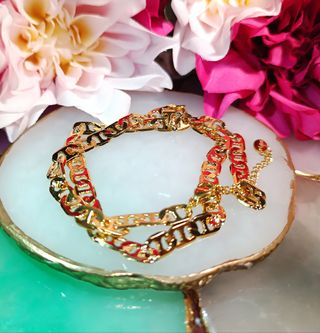 Cadena dorada estilo eslabones