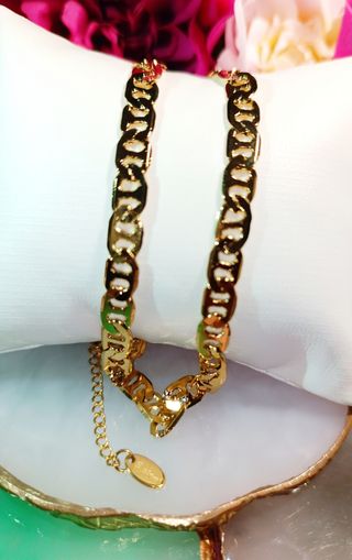 Cadena dorada estilo eslabones