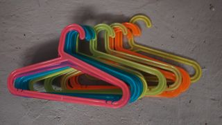 Perchas de plástico de colores
