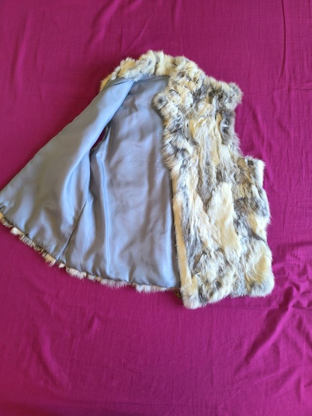 Chaleco de pelo beige y gris