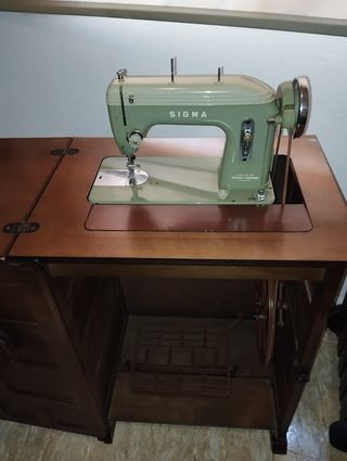 Máquina de coser Sigma con mueble