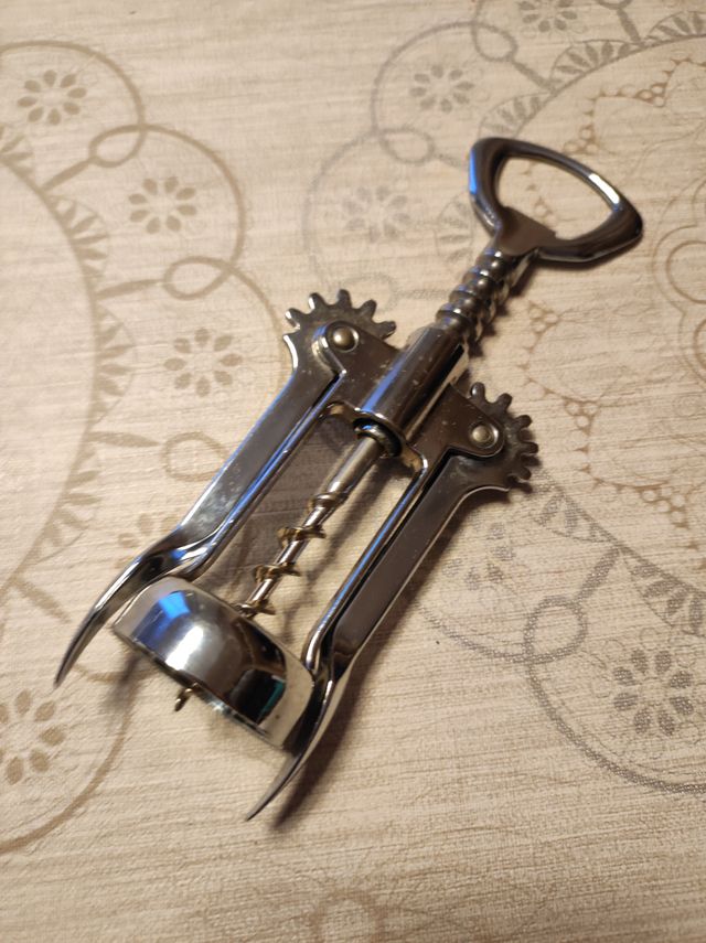 Sacacorchos de metal plateado