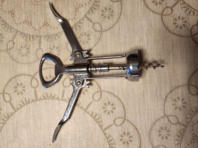 Sacacorchos de metal plateado