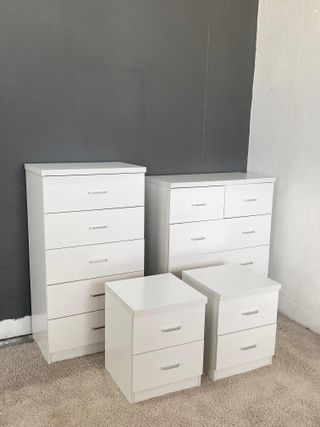 conjunto de muebles de dormitorio en color blanco