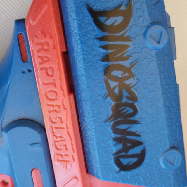 Pistola de brinquedo e carro off-road