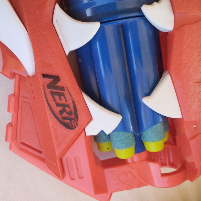 Pistola de brinquedo e carro off-road