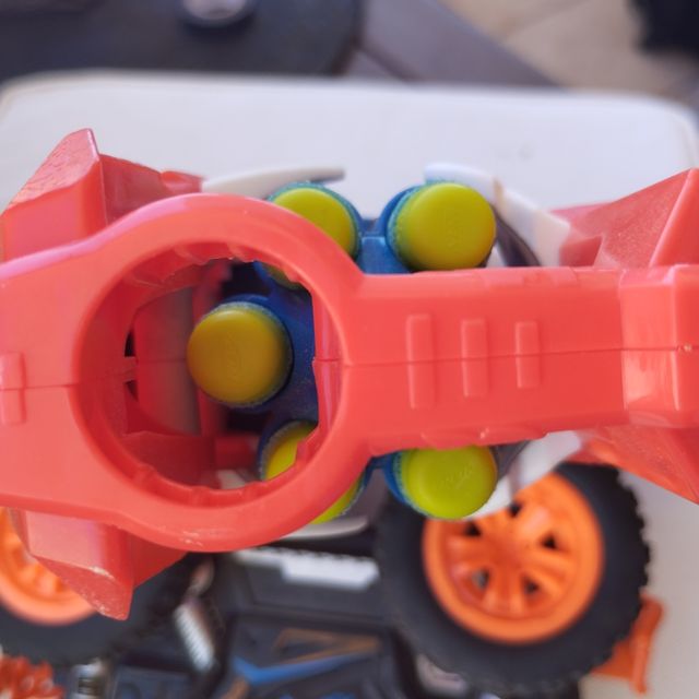 Pistola de brinquedo e carro off-road