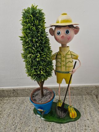 Adorno de jardín con figura de niño