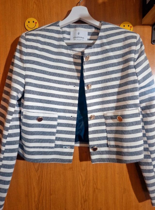 Chaqueta Stradivarius Rayas Azul y Blanco