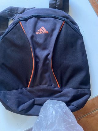 Mochila Adidas Negra con detalles Naranja