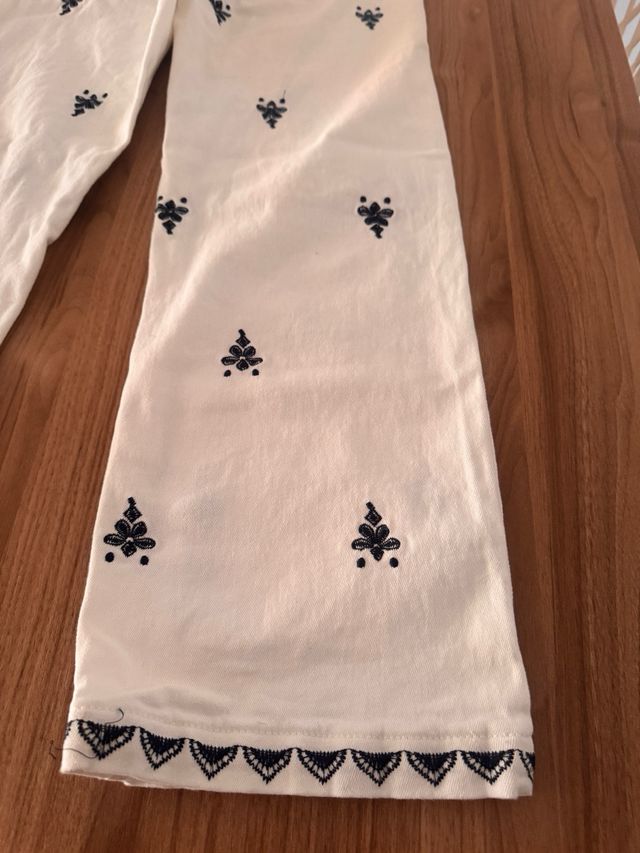 Tejanos blancos con bordados