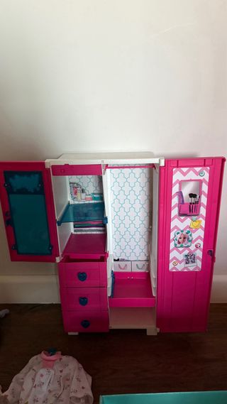 Armario Nancy con Ropa y Accesorios