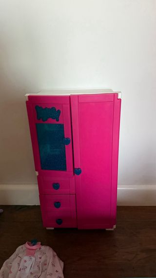 Armario Nancy con Ropa y Accesorios