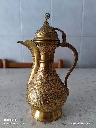 Brocca in metallo dorato altezza 24 cm peso 353 gr