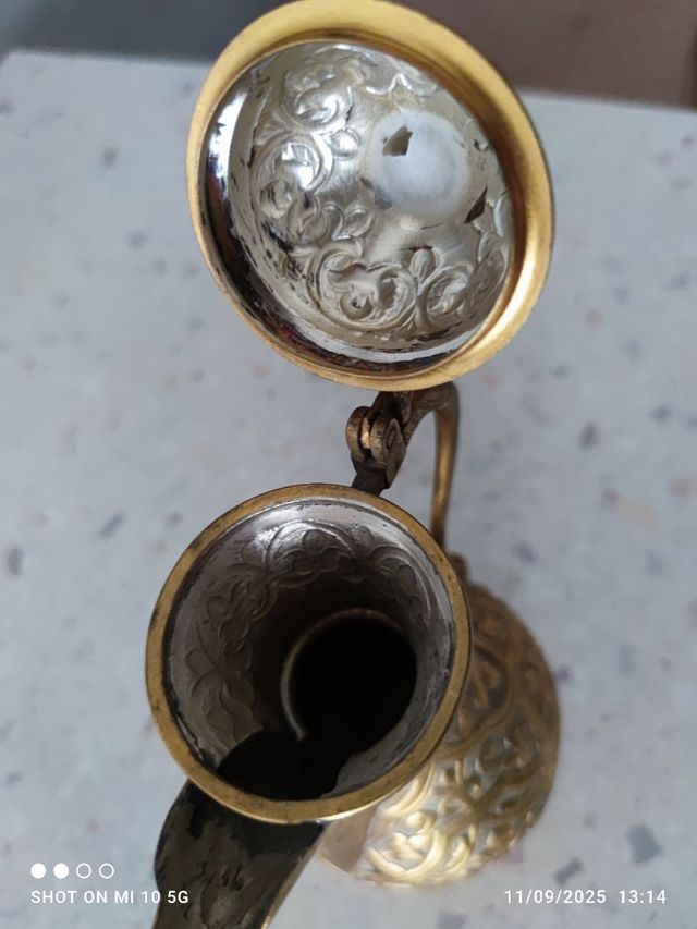 Brocca in metallo dorato altezza 24 cm peso 353 gr