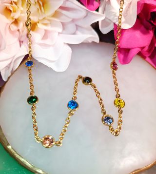 Conjunto de collar con piedras de colores