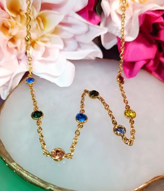Conjunto de collar con piedras de colores
