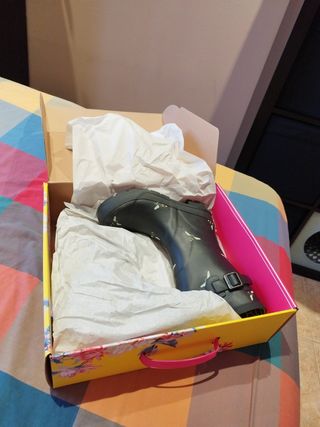 Botas de agua Joules negras con abejas.