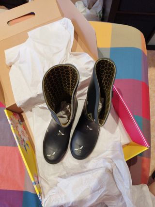 Botas de agua Joules negras con abejas.