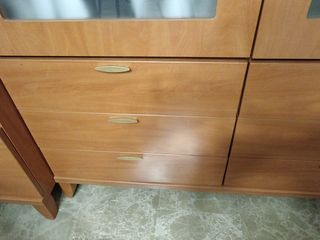 Vitrina de madera con puertas de cristal