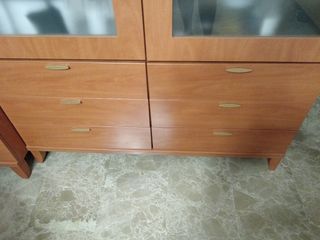 Vitrina de madera con puertas de cristal