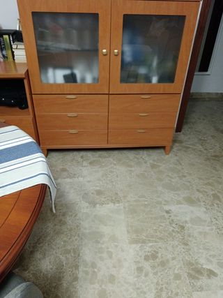 Vitrina de madera con puertas de cristal